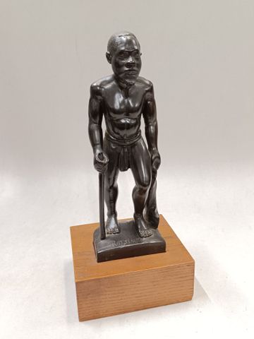 S. RATSIMBA (XXème) : sculpture en bois « indigène » signée sur l