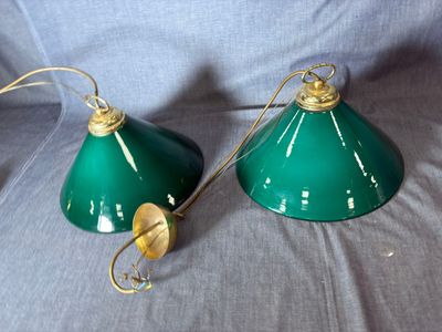 deux lampes vertes posées sur une surface grise, sur fond blanc