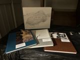 Plusieurs livres sont posés sur une table dans une pièce
