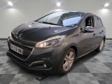 la voiture grise est garée sur un sol en damier dans le garage