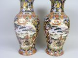 deux vases posés sur une surface blanche