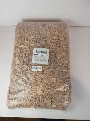 un sac de copeaux de bois posé sur une table