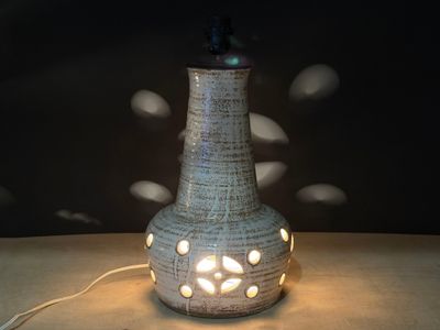 a lamp that is sitting on a table in the dark
