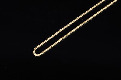 un collier en or avec une chaîne sur fond noir