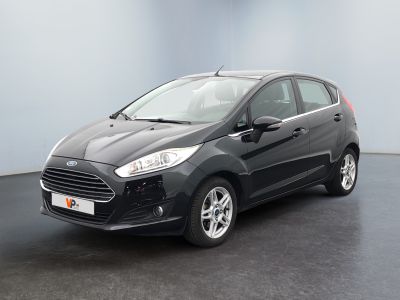 une Ford Fiesta noire garée dans une pièce au sol noir