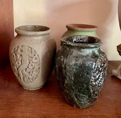 trois vases posés les uns à côté des autres sur une étagère