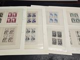 beaucoup de timbres posés sur un bureau