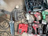 un grand nombre d'outils posés sur le sol