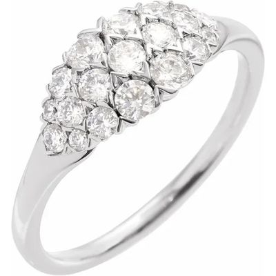 une bague sertie d'un diamant de trois stones, en or blanc 18 carats