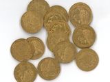 gros plan d'une pile de pièces d'or sur une surface blanche