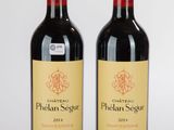 deux bouteilles de vin rouge posées l'une à côté de l'autre sur une table