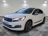 une Citroën blanche garée dans une pièce au sol en damier