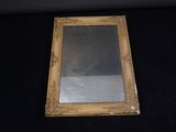 un miroir posé sur une surface noire