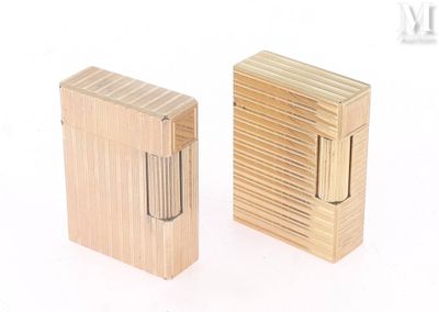 deux briquets en bois sur fond blanc