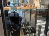 une vitrine en verre contenant des bijoux
