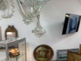 un lustre en verre suspendu au plafond d'une pièce