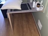 une petite table sur laquelle est posé un coussin, dans un coin de la pièce