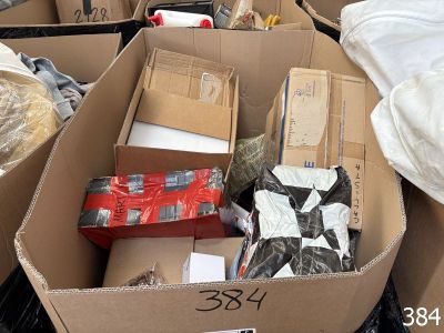 de nombreuses boîtes remplies d'objets, empilées par terre