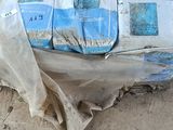 une pile de cartons posée par terre à côté d'un camion