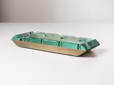 un gros plan sur un plateau vert et doré posé sur une table blanche