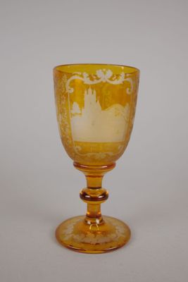 Verre sur pied en cristal de Bohème à décor sur fond jaune d…