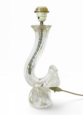 une lampe en verre posée sur une table