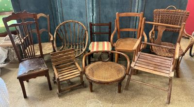 beaucoup de chaises et de chaises qui sont dans une pièce