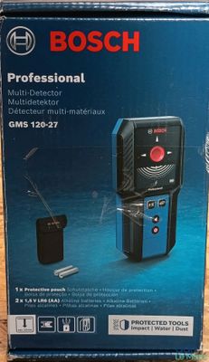 Coffret du système de nivellement laser Bosch Professional posé sur une table en bois