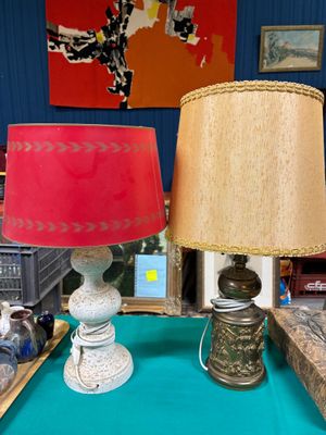 deux lampes posées sur une table dans une pièce