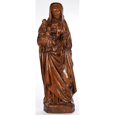 une statue de femme tenant un enfant dans ses bras