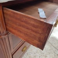 Commode de style Louis XVI à trois tiroirs et dessus marbre. (photo 3)