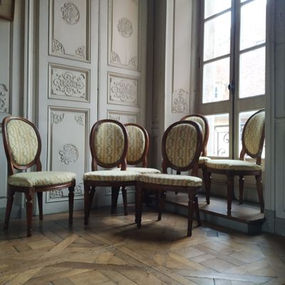 Suite de six chaises en noyer mouluré et sculpté, époque Lou…