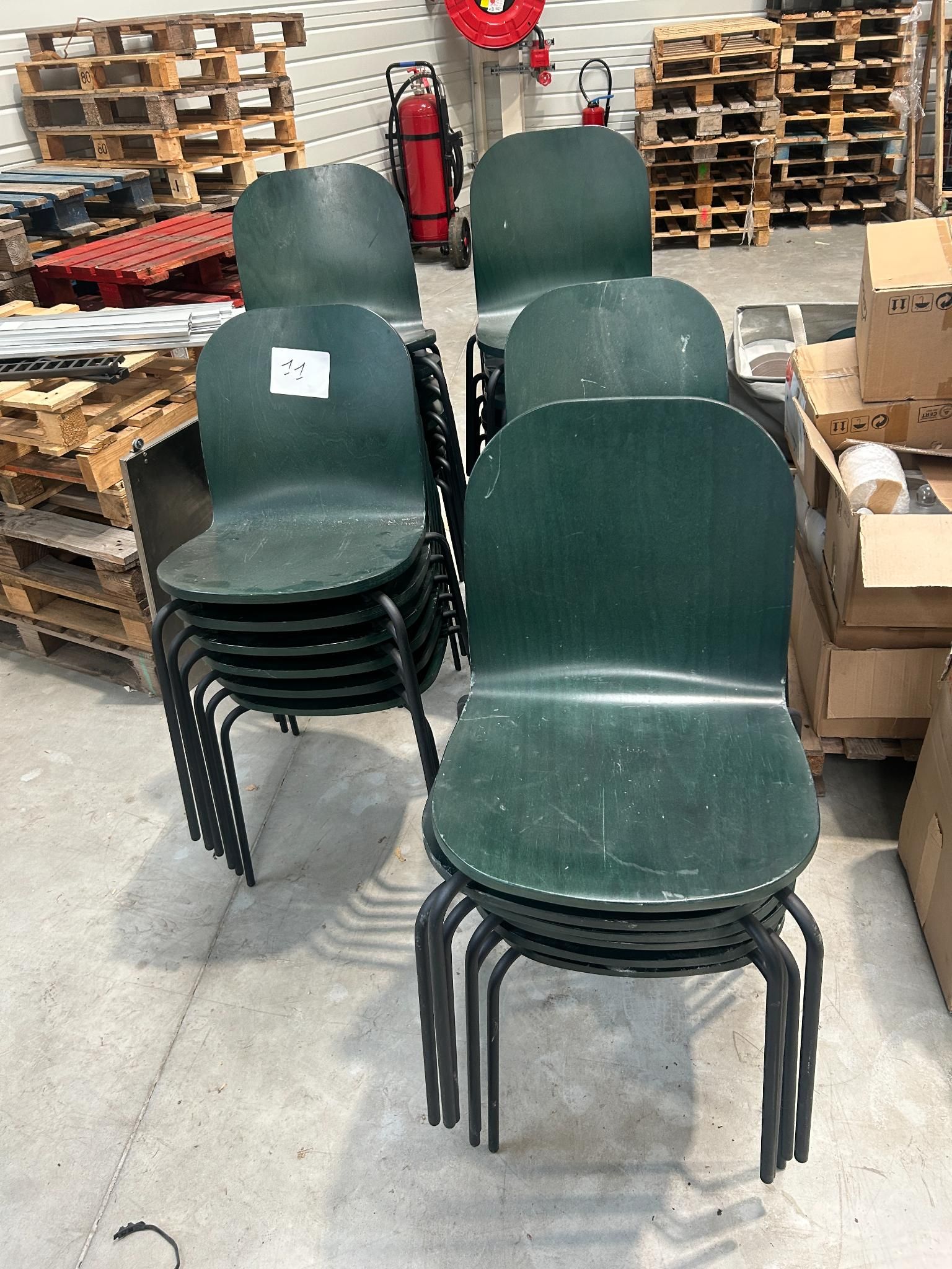 Lot de 35 chaises empilable verte, en l'état