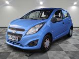 la petite voiture bleue est garée sur un sol en damier