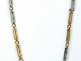 collier en or et en argent sur fond blanc, avec un fond blanc