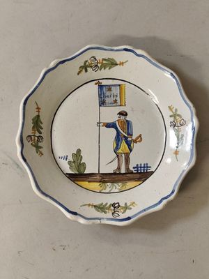 une image représentant une assiette sur laquelle figure un homme tenant un drapeau