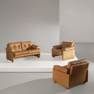 deux canapés en cuir marron et un fauteuil dans une pièce blanche