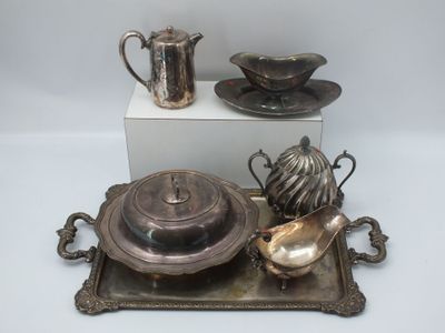 un plateau en argent sur lequel se trouvent une théière en argent, un plateau en argent sur lequel se trouve une théière en argent et un plateau en argent sur lequel se trouve une théière en argent