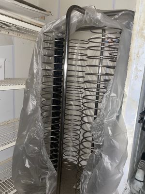 une photo d'une étagère remplie de produits alimentaires