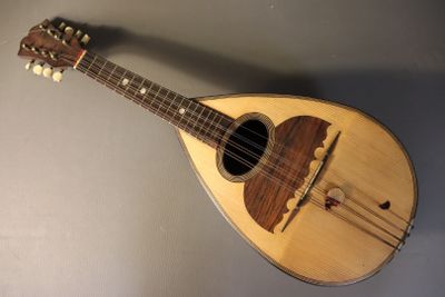une photo d'une mandoline accrochée au mur