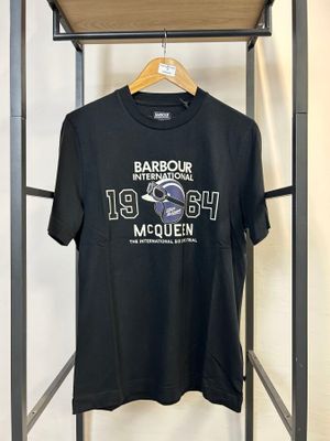 un t-shirt noir suspendu à un portant dans une pièce