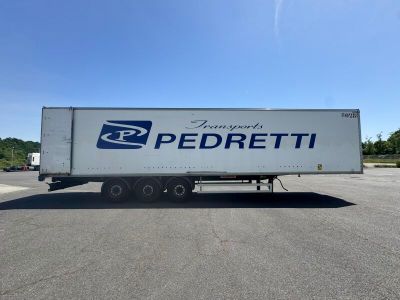 une photo d'un camion de livraison garé sur un parking