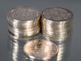 trois piles de pièces empilées les unes sur les autres