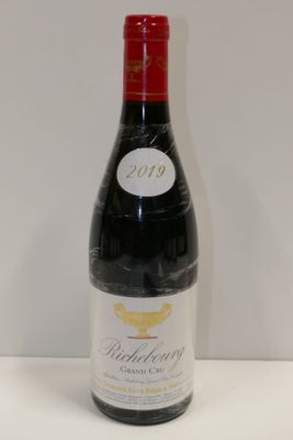 une bouteille de vin posée sur une table