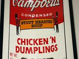 Panneau « Soupe au poulet et aux boulettes de Campbell » encadré dans un cadre noir