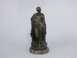 une statue en bronze représentant une femme avec un oiseau sur l'épaule