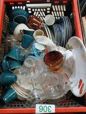 un panier rempli d'assiettes et de tasses dans un magasin