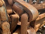 un gros tas de chaînes et de boulons rouillés