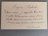 un gros plan d'un morceau de papier sur lequel on a écrit