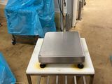 une image représentant une balance posée sur une table dans une pièce